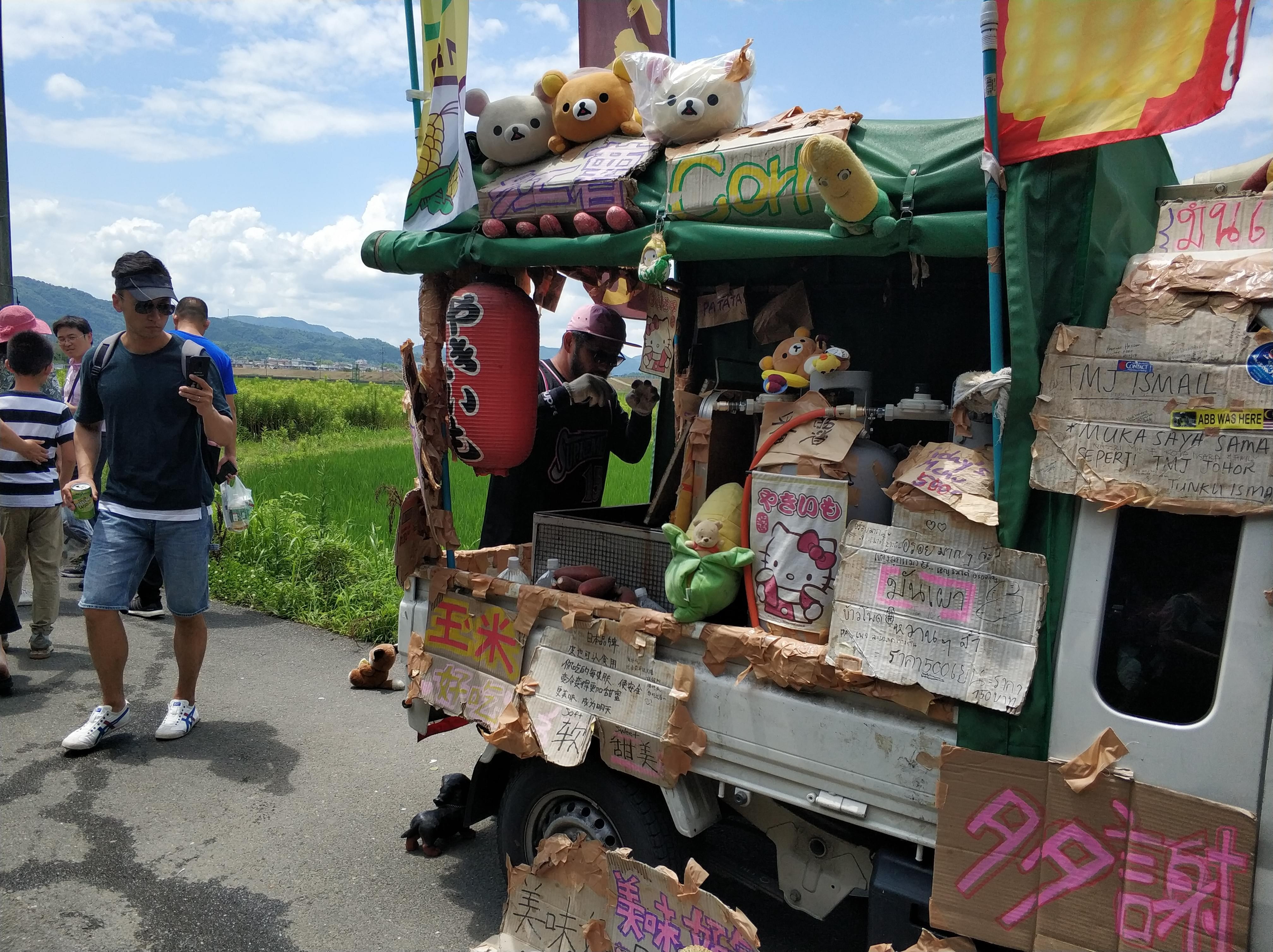 听说是网红的外国大叔,放着劲爆无比的车载 BGM